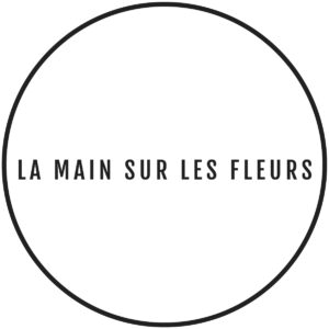 La main sur les fleurs